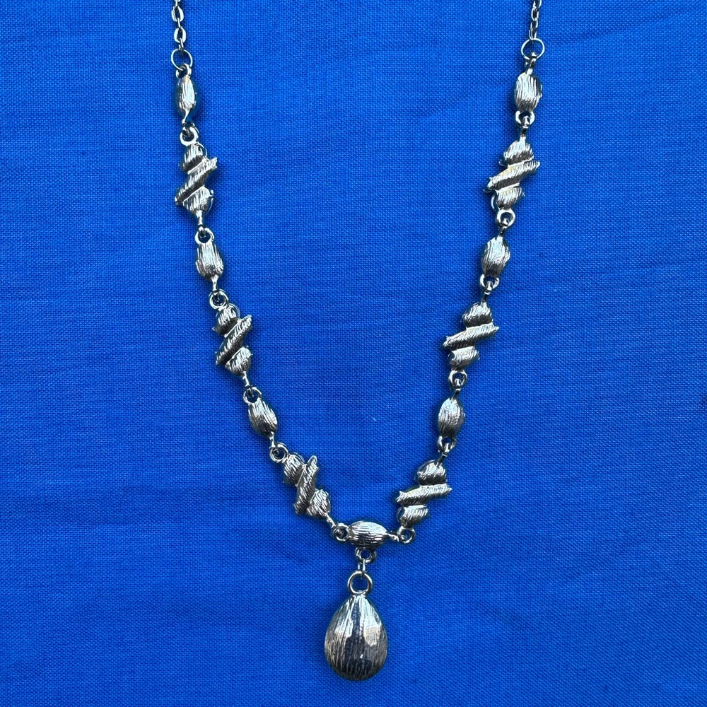 CHARMING CHARLIE Silver RSVP Rhinestone 18”-20”adjustable length necklace - Picture 3 of 9